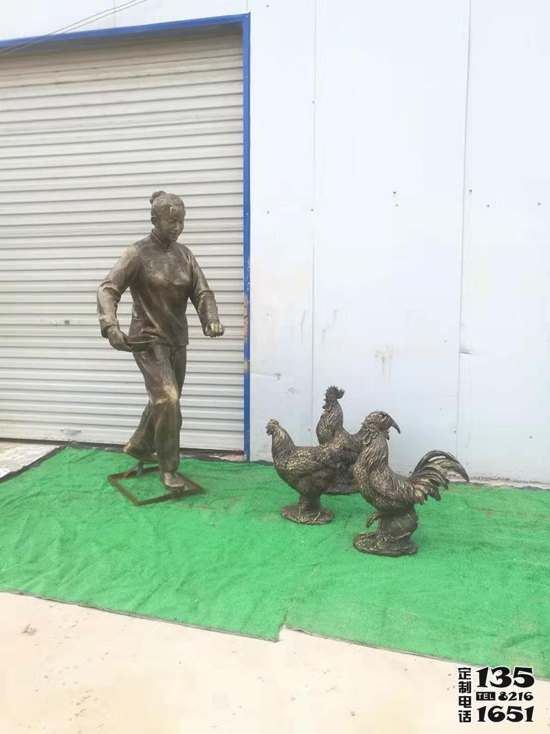 民俗戶(hù)外庭院玻璃鋼仿銅喂雞雕塑