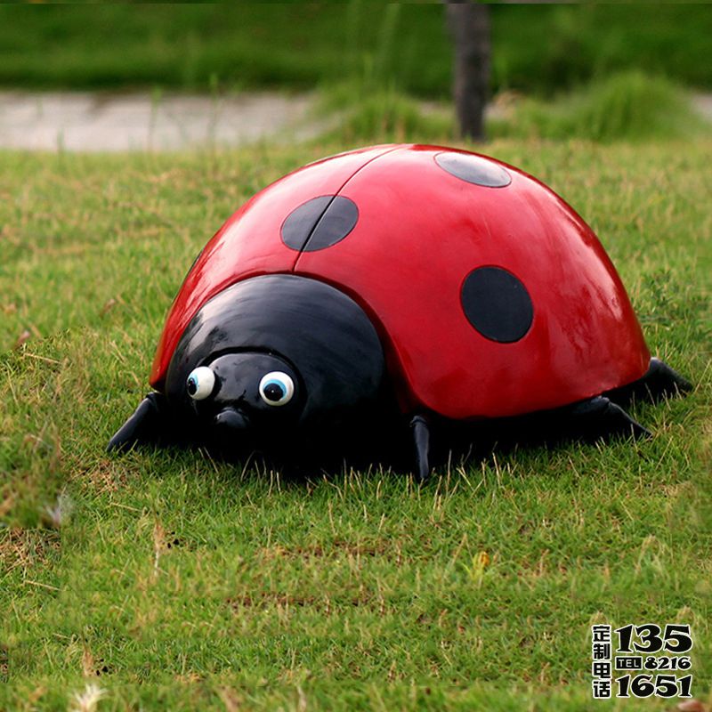 公園里擺放的紅色大眼睛的玻璃鋼卡通七星瓢蟲(chóng)雕塑 公園里擺放的紅色大眼睛的玻璃鋼卡通七星瓢蟲(chóng)雕塑